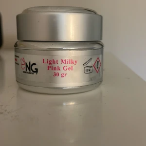 Light Milky Pink Gel 30g NG - Light Milky Pink Gel från Nagelgiganten, 30 gram. En ljusrosa, mjölkig gel i silverfärgad burk, perfekt för att bygga snygga naglar med naturlig finish. Enkel att applicera och ger ett fräscht resultat. Aldrig använd, säljer dp jag köpte i fel färg. Orginalpris 125kr plus frakt 50kr