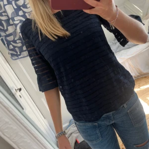 Mörkblå spetsblus från Bondelid - As snygg topp som tyvärr inte används så mycket av mig längre. Den passar till fest, skolan eller middagar. Blusen är trekvartsärmad och är ifrån bondelid! Skriv vid fler frågor🙌🙌❤️