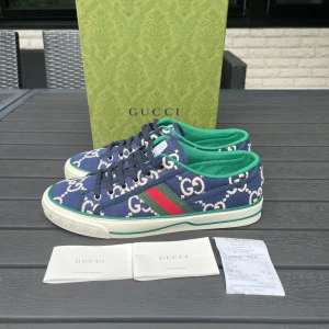 Gucci monogram skor - Tjena, säljer du dessa riktigt snygga populära Gucci monogram skorna det är väl en väldigt Sällsynt modell, box, kort och kvitto ingår men boxen är en replacment box, hör över er vid frågor och funderingar🙌🤝