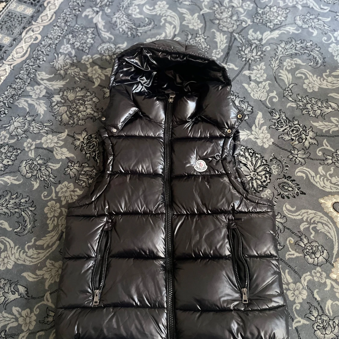 Svart dunväst från Moncler med huva - 1