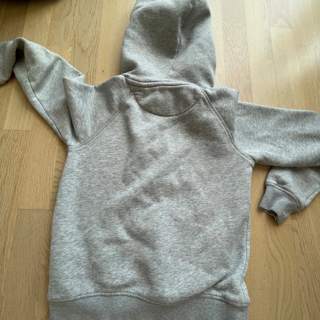 Grå hoodie från gant - 2