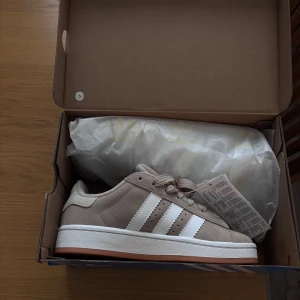 Beige adidas sneakers med mocka BVSA! - Adidas campus helt oanvända då jag beställde fel storlek billigare vid snabb affär 