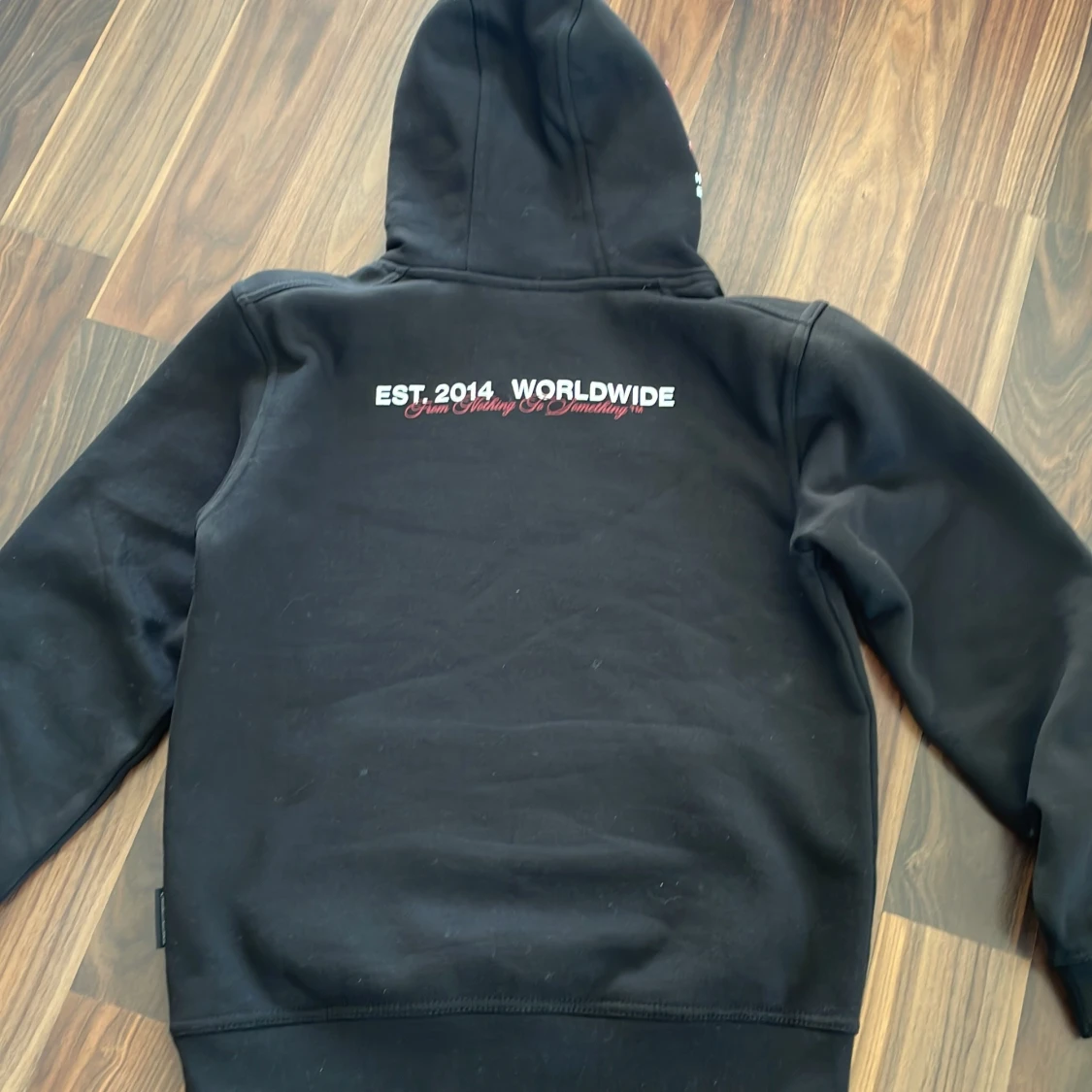 Svart hoodie från Hoodrich med paisley - 1