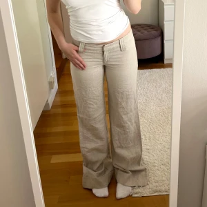 Beiga linnebyxor med låg midja - Super snygga beiga linnebyxor med låg midja och utsvängda ben. Storlek 36 och nyskick. (Passar någon längre än mig, 160cm)