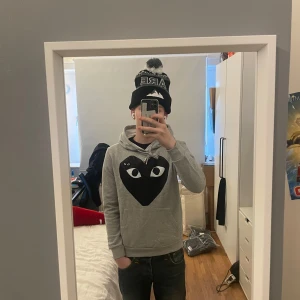 Comme des Garçons hoodie - Hoodie från Comme des Garçons i storlek S. | Den är i utmärkt skick. | Den har en mindre broderad logga på vänster sida bröstet och ett större tryckt hjärta över framsidan av hela bröstet. |Det är bara att höra av sig om man har några frågor eller funderingar⭐️⭐️⭐️