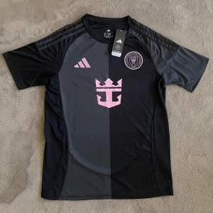 Svart Inter Miami 2025/2026 bortställ - Säljer en helt ny svart 2025/2026 Inter Miami tröja i storlek M. Tags tillkommer🏷️Vid frågor eller funderingar skicka ett pm, Mvh