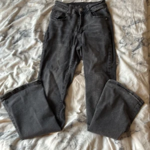 Mörkgrå bootcut jeans från gina tricot - Snygga mörkgrå jeans med bootcut passform och klassisk femficksdesign. Jeansen har en rak midja och är tillverkade i mjukt denimtyg som ger en avslappnad vibe. Perfekta för dig som gillar en tidlös look med lite extra vidd nertill. PASSAR ÄVEN M