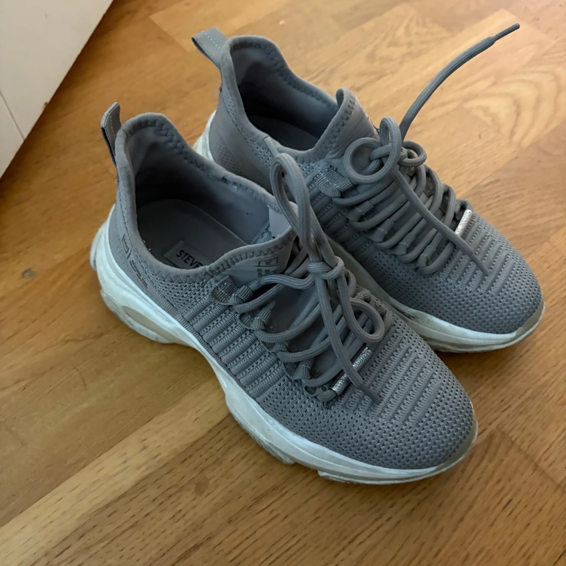 Beiga sneakers från Steve Madden - 2