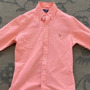 Rosa skjorta från Ralph Lauren S - Säljer en snygg rosa skjorta från Ralph Lauren i slim fit-modell. Riktigt fet till skolstart, nypris: 1600