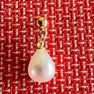 By prisförslag - 1 st Guldörhänge med droppformad pärla - Snyggt örhänge med en rund guldfärgad plupp och en droppformad vit pärla som hänger ned. Perfekt för dig som gillar klassisk och stilren design med en liten twist. Passar till alla tillfällen när du vill känna dig extra chic.