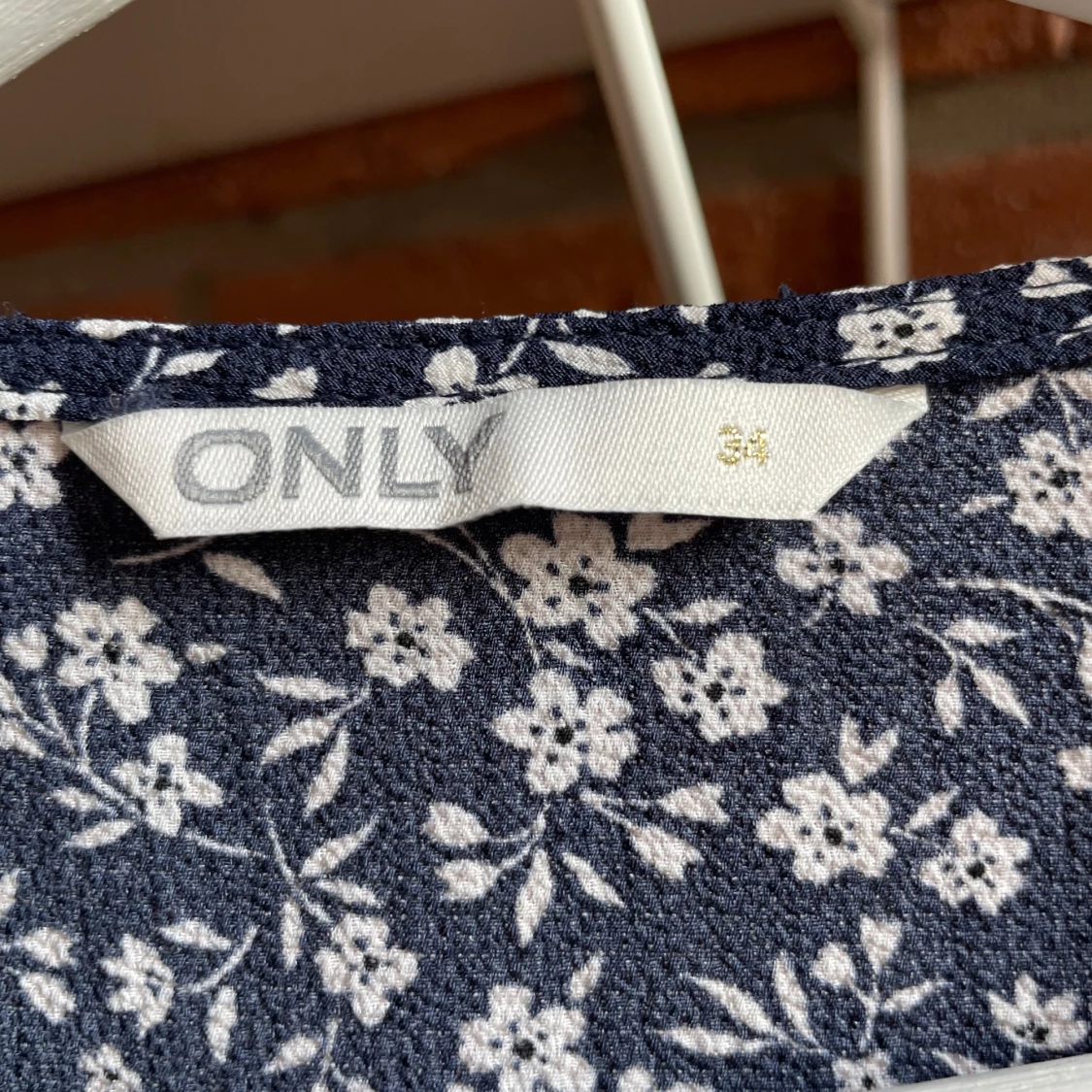 Blommig omlottklänning från ONLY - 1