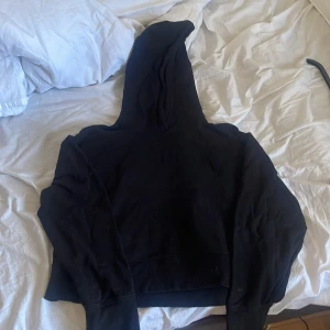 Svart hoodie från C, storlek M - Svart hoodie från Cubus i storlek M. Klassisk modell med stor huva och långa ärmar. Tröjan är i mjukt material och har en relaxed fit som passar perfekt till chill dagar. Enkel och stilren utan tryck eller detaljer.