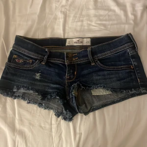 super lågmidjade hollister shorts  - Jätte lågmidjade shorts från hollister. Perfekt skick och så snygga! Mina absoluta favorit shorts men växer tyvärr ur dom. 