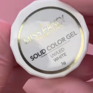 Miss Fancy Solid Color Gel White - Solid Color Gel från Miss Fancy Professional i färgen vit. UV/LED-härdande gel i en liten burk på 5 g. Nästan oanvänd. Får med en liner brush på köpet 