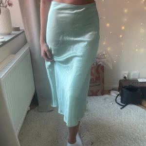 Satin kjol - Jättefin satin kjol! Aldrig använd!❤️ läs min bio innan du kontaktar/köper!