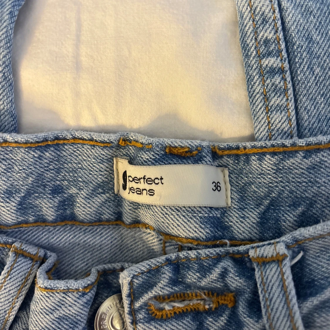 Ljusblå jeans från Gina tricot  - 2