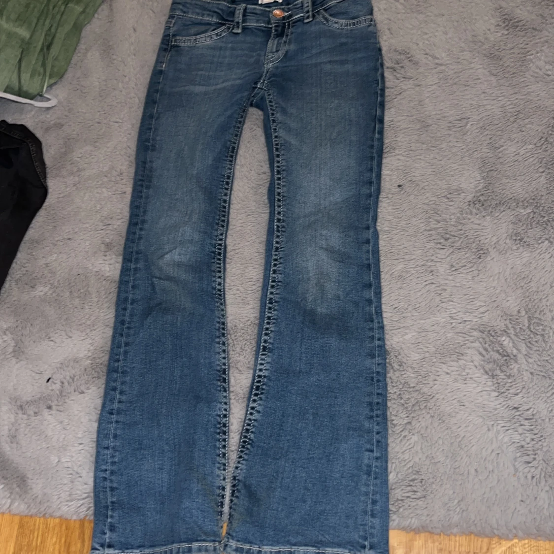 Blå bootcut jeans med kontrastsömmar - 4