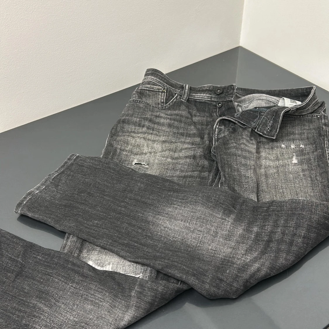 Svarta jeans med slitningar från Jack and Jones  - 1