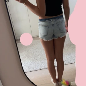 Ljusblå jeansshorts med fransad kant - Säljer ett par ljusblå jeansshorts med fransad kant och slitningar framtill. tyvärr lite små för mig💕 shortsen är från divided och är i st 34🥰 bara att fråga om ni vill ha mer bilder eller har några frågor💕💕