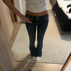 Mörkblå jeans  - Ett par mörkblå jeans från Gina tricot i bootcut som sitter midwaist