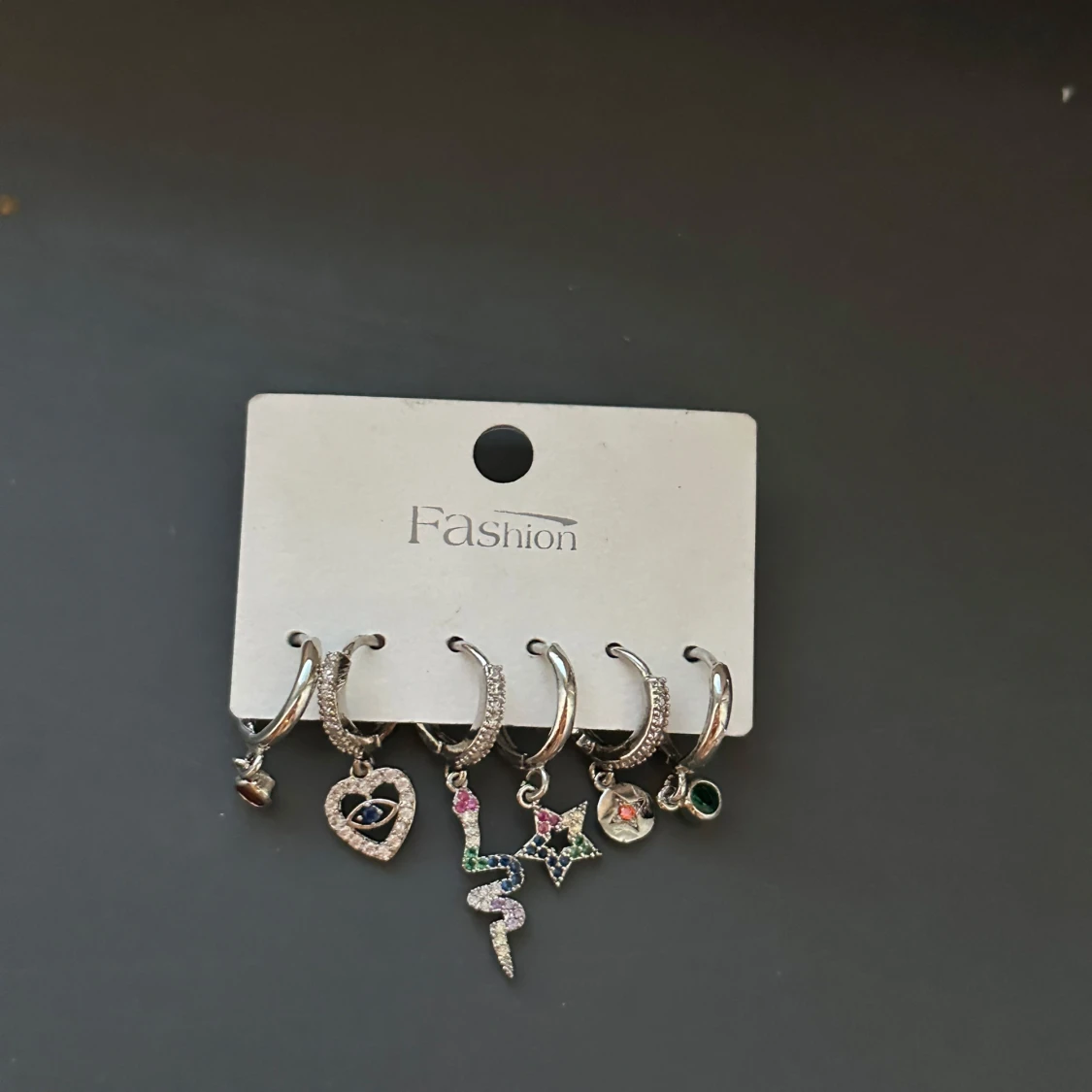 Set med silverfärgade örhängen