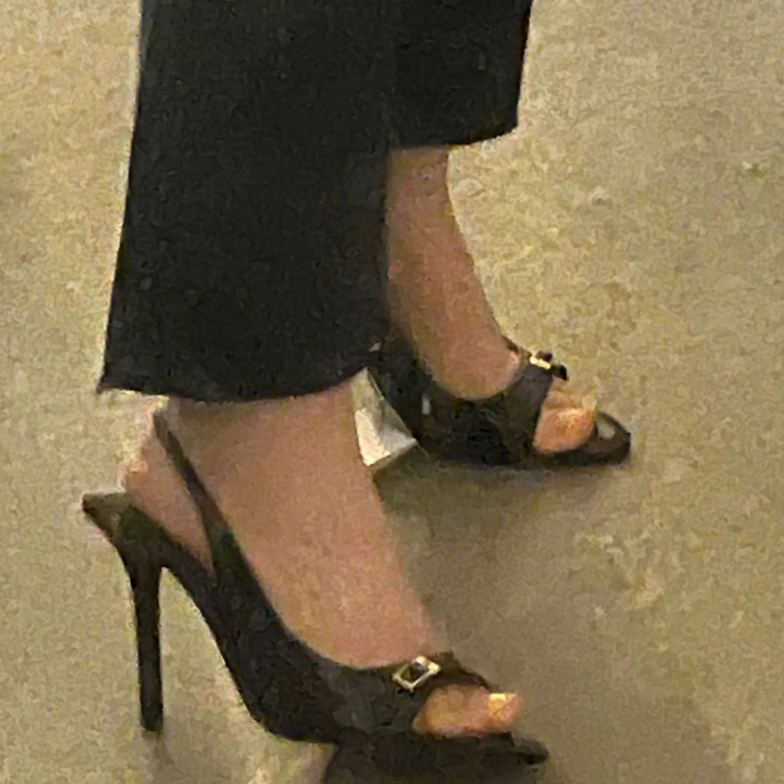 Svarta lackpumps med öppen tå och klack - 1