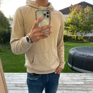 Beige hoodie - | Säljer en beige hoodie från Lager 157 | Den är i väldigt bra skick | Skick 9/10 | Storlek M | Pris 69 | Snygg för ett väldigt bra pris 🔥 |