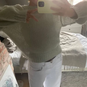 Stickad tröja  - Mintgrön stickad, et litet uttöjt hål men annars annars inget tecken på användning☺️