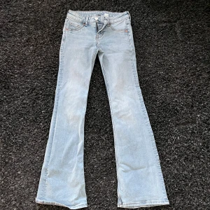 Ljusblå bootcut jeans - Snygga ljusblå låga jeans med bootcut från Gina Young