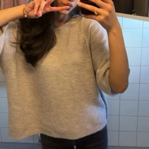 Beige stickad tröja med loose fit - Säljer en beige stickad tröja med loose passform och rund hals. Tröjan har långa ärmar och är perfekt för dig som gillar en enkel och chill stil. Mjuk och skön att bära, passar till jeans eller leggings.