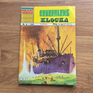 Generalens Klocka - Soldatserien nr 8 år 1981 - Spännande serietidning från 1981 med dramatiska krigsscener och actionfyllda äventyr. Perfekt för dig som gillar historiska berättelser och coola illustrationer. Fylld med intensiva händelser och klassisk seriekänsla!