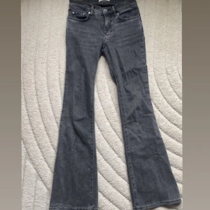 Gråa lågmidjade bootcut jeans - Säljer dessa då det inte kommer till användning🫶🏼🌸storlek 32