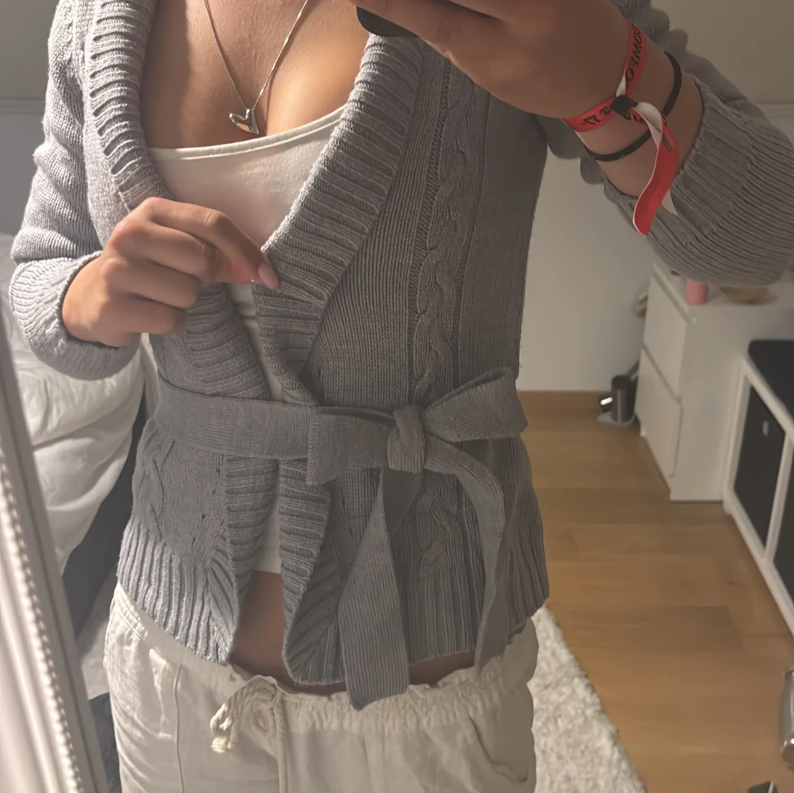 Grå stickad kofta med knytband - 1