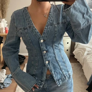 Figursydd jeans jacka - Jätte fin använd en gång kan användas som tröja och jacka