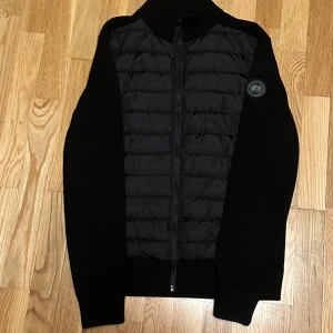Canada goose cardigan  - Jättefin canada goose cardigan ( black label ), jätteskön perfekt nu till hösten, skriv för eventuella frågor! 