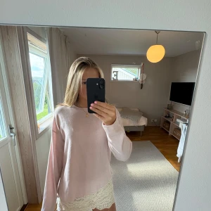 Ljusrosa långärmad tröja från Zara - Supersöt ljusrosa tröja från Zara med rund hals och lång ärm. Enkel och clean design utan mönster eller detaljer, perfekt för dig som gillar en chill och stilren look. Mjuk och skön kvalitet i bomullsmix som passar till jeans eller shorts.