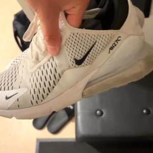 Nike Air 270 vita sneakers - Snygga Nike Air 270 sneakers i vitt med svarta detaljer och logga. Ovandelen är i mesh med svarta mönster och skorna har en tydlig luftenhet i hälen. Klassisk snörning och sportig vibe, perfekt för dig som gillar streetstyle. Skorna har används ett par gånger, Innan köpet tvättar jag dem så de blir som sprillans nya vid mer frågor/bilder skriv privat,Mötas upp i Sthlm, pris vid snabb affär kan diskuteras.