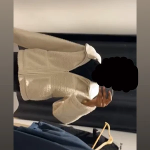 Beige teddyjacka med dragkedja - Mysig beige teddyjacka med stora fickor framtill och hel dragkedja samt en hög krage. Perfekt för hösten.