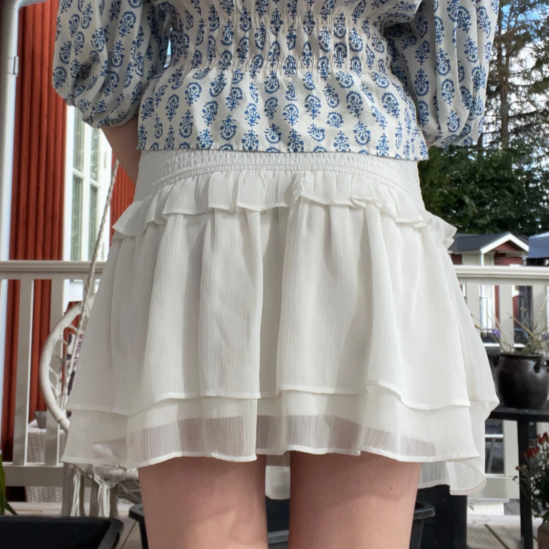 Vit volangkjol med smockmidja - 2