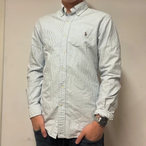 Polo Ralph Lauren Skjorta | M - Säljer en sjukt fet Ralph Lauren skjorta| Nypriset ligger på ~ 1800kr, mitt pris, 499kr | Storlek M, slim fit | Jag på bilden är 181,71kg | Inga synliga defekter, därav mycket bra skick | Skriv vid intresse ! 💫😉