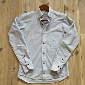 Skjorta  - Fräsch skjorta, näst intill nyskick. 