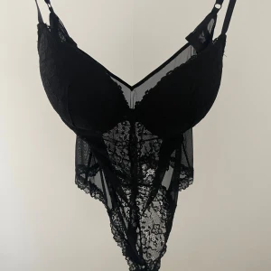 Svart spetsig korsett med blommönster - Oanvänd spetsbody från HM