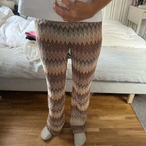 Mönstrade byxor från Amisu XS - Säljer ett par snygga byxor från Amisu🔥