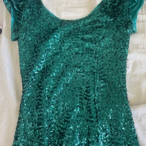 Grön paljettklänning från H&M  - Säljer en glittrig grön kortklänning från H&M. Perfekt till olika festliga tillfällen❤️