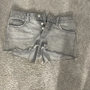 Grå jeansshorts med rå kant - Snygga grå jeansshorts från lager 157 med fransar. 