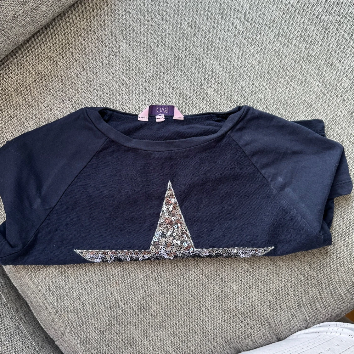 Mörkblå tröja med paljettstjärna -Stockholm stil
