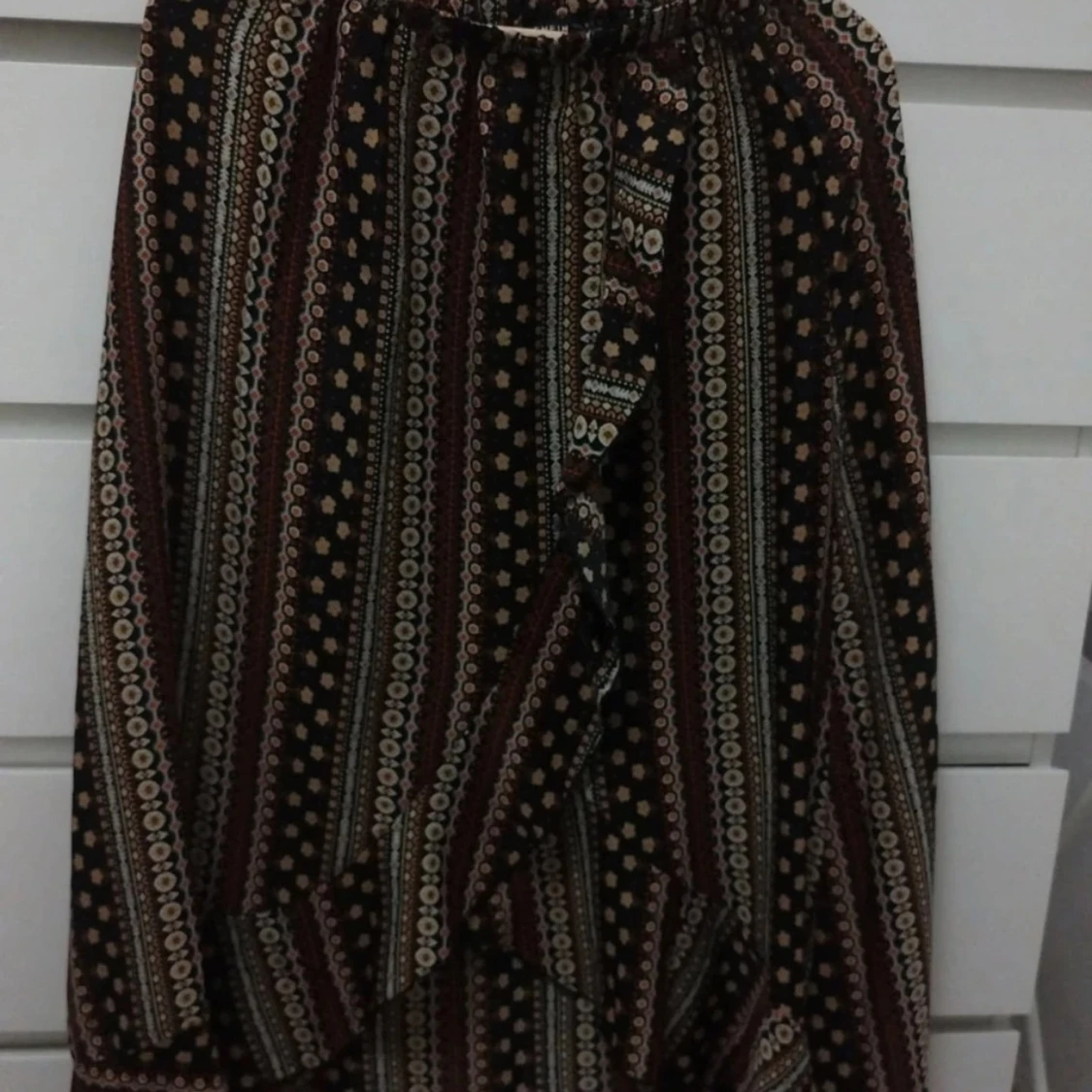 Mönstrad långkjol med volang