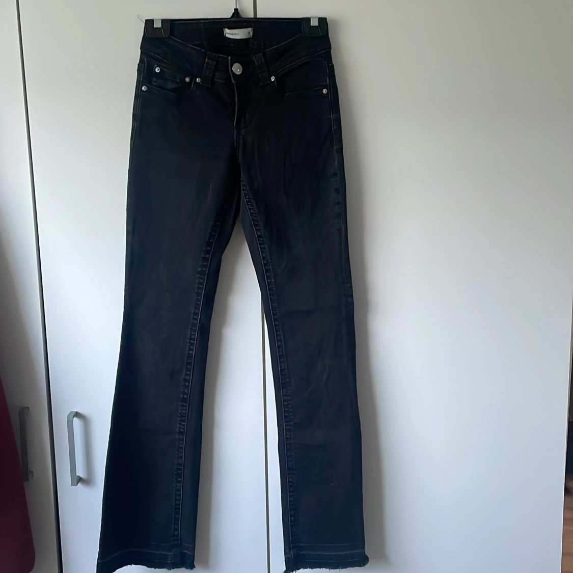 Svarta bootcut jeans från Gina Tricot - 1