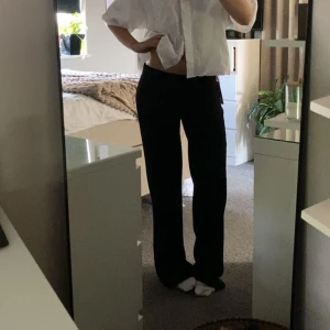 nelly kostymbyxor  - Snygga svarta kostymbyxor från Nelly i helt nytt skick! De har låg midja och är i modellen Keep It Up No Waist Pants. Prislapp är kvar, och de skickas i orginalförpacking. 