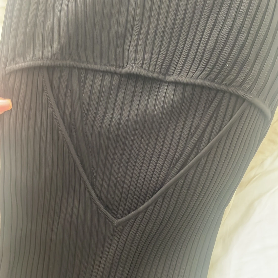 Svart ribbad långklänning från Guess - 1